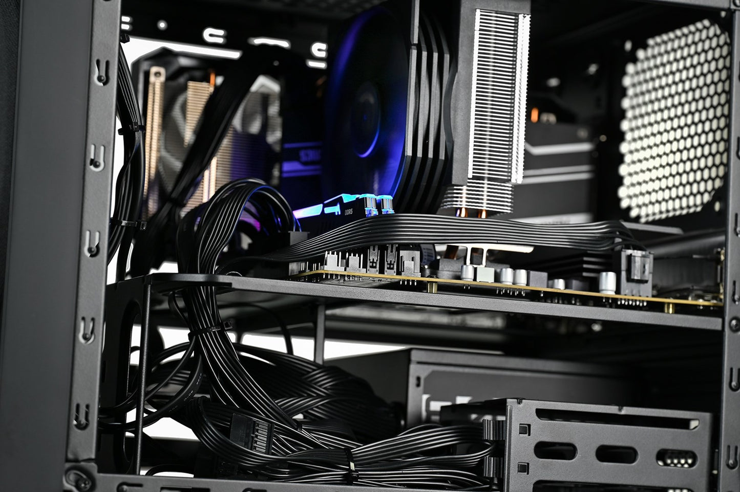 Actina CUBE  8400F/16GB/1TB/RX7600/450W